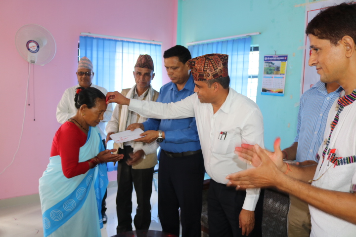 सैनामैना नगरपालिकाका ७१ स्वास्थ्य स्वंयसेविकालाई दोसल्ला ओढाएर सम्मान