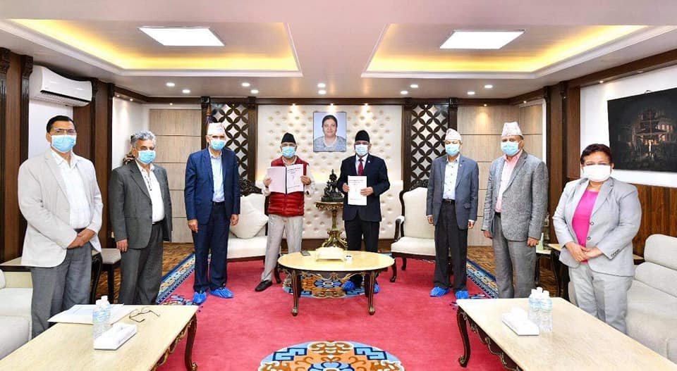 नेकपाको कार्यदलले अध्यक्षद्वयलाई प्रतिवेदन बुझायो