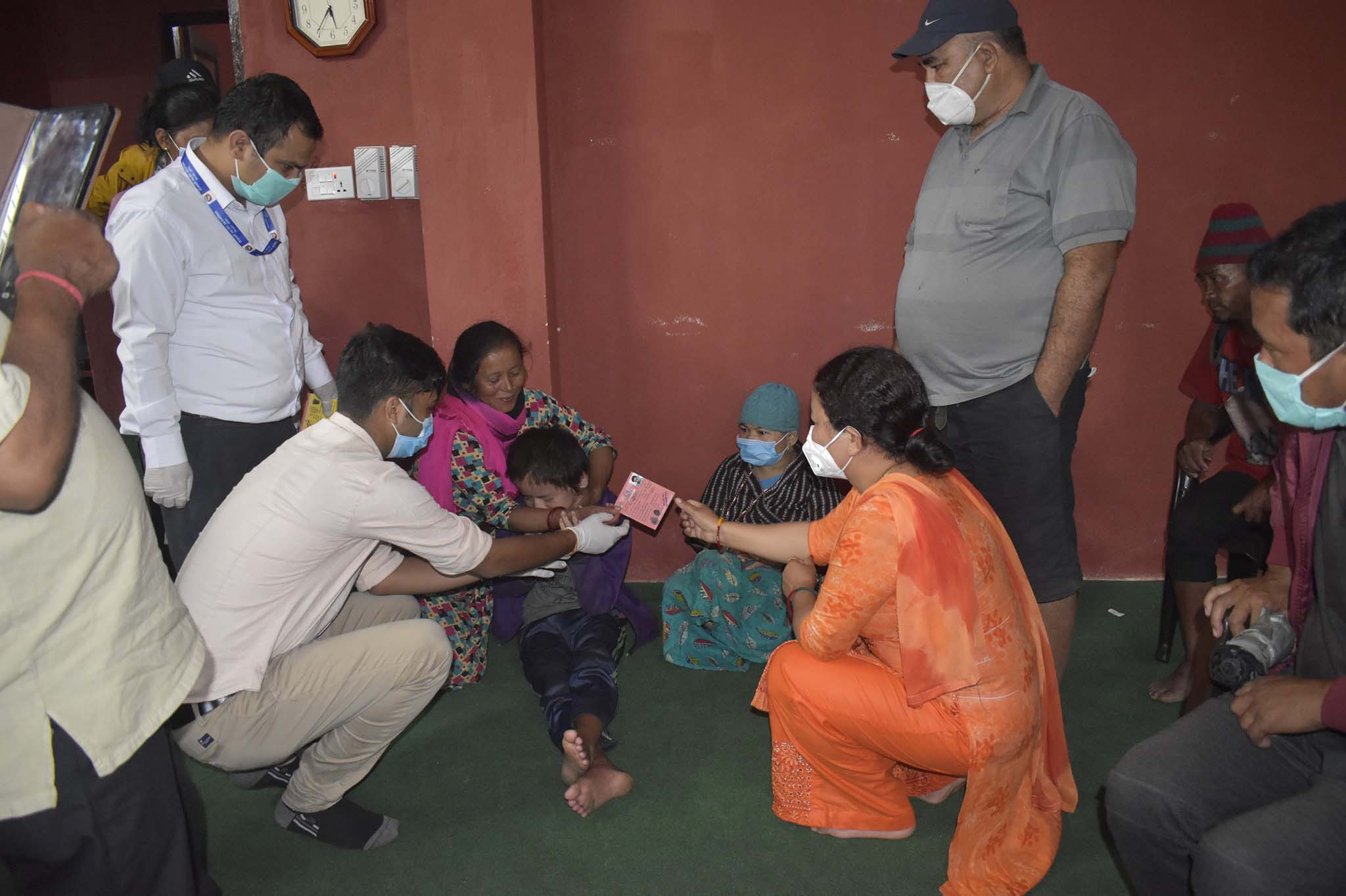 अपाङ्गता परिचयपत्र बितरण गर्दै नेत्रावती डबजोङ गाउपालिका