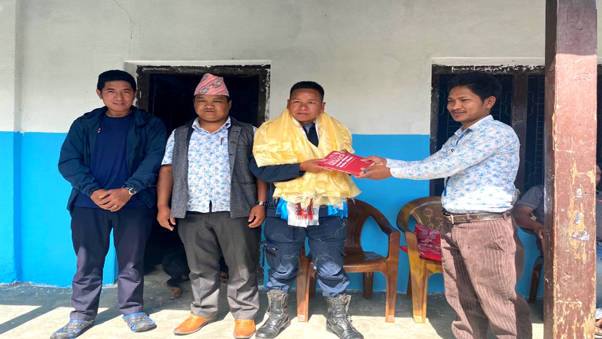 धादिङमा साउन महिनामा पुरस्कृत प्रहरी हवल्दार घलेलाई वडा कार्यालय द्धारा सम्मान