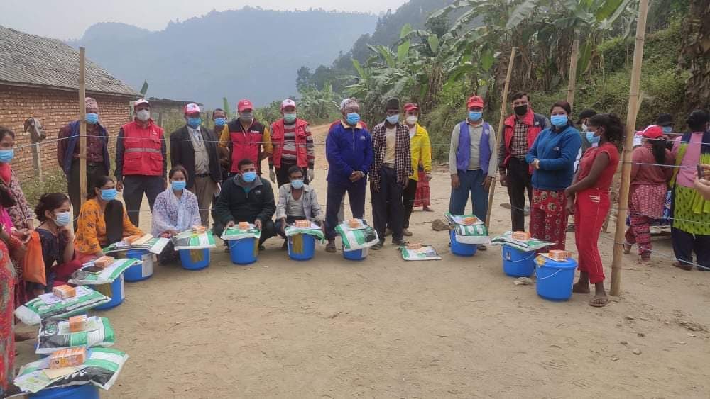 धादिङ रेडक्रसद्धारा नगद सहित स्वास्थ्य सामग्री वितरण