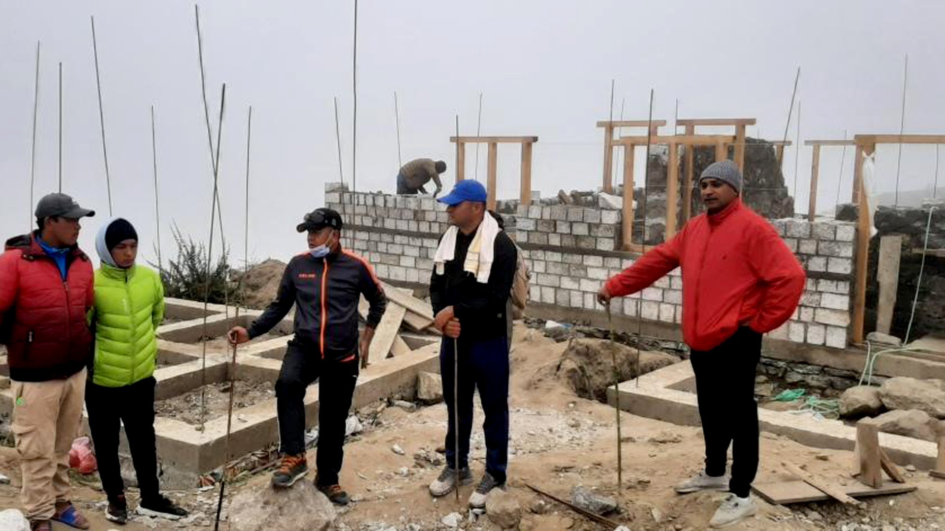 प्रहरी चौकी लाङटाङको निर्माणाधीन ईकाईको अनुगमन