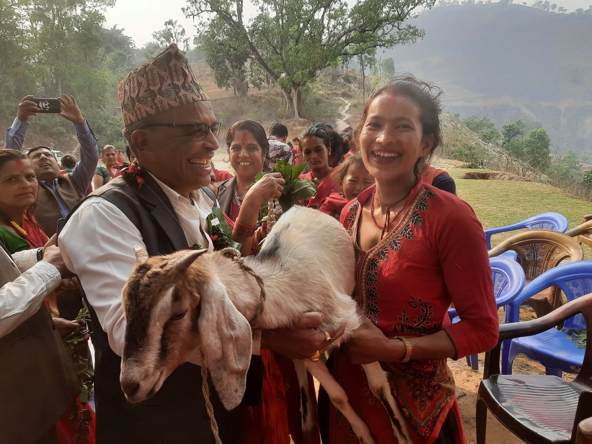 सिद्धलेक अमिलिछापका महिलाहरुलाई बाख्रा उपहार