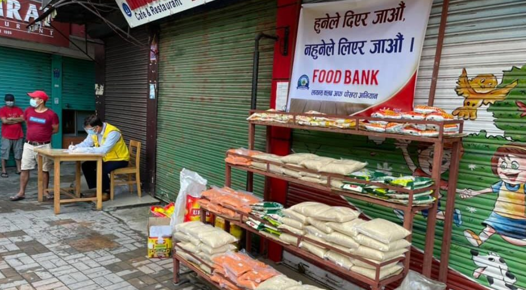 पाेखरामा ‘हुनेले दिएर जाऔँ, नहुनेले लिएर जाऔँ’ अभियान जारि, एघार सय बढीले सेवा लिए