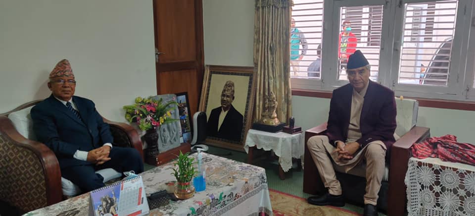 माधव नेपालको निम्तोमा प्रधानमन्त्री देउवा चिया पिउन कोटेश्वरमा