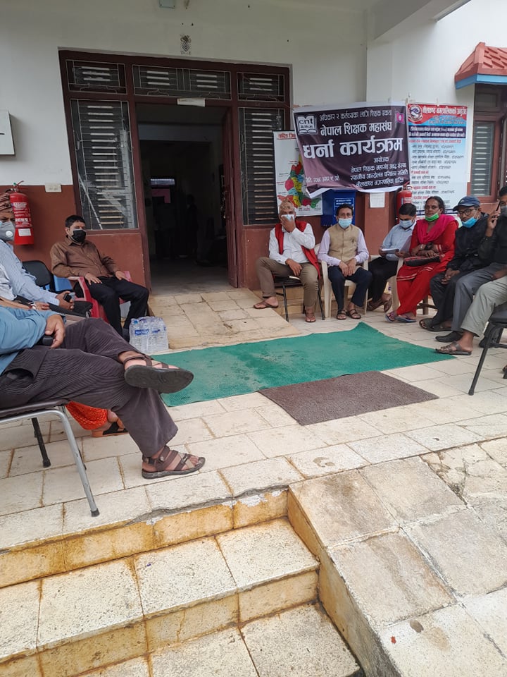 देशभरका शिक्षकहरुको आन्दोलन चर्किँदै,धादिङका १३ वटै स्थानीय तहमा सांकेतिक धर्ना