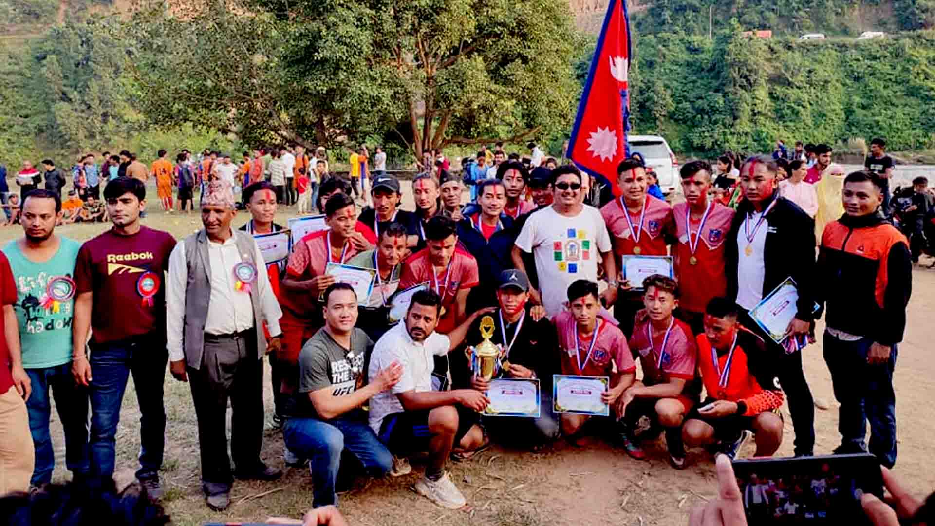आदमटारमा सम्पन्न अन्तर वडा फुलबलमा नलाङ कुम्पुर समाज कालिदह प्रथम