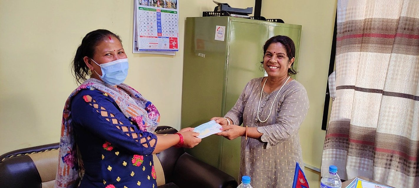 सिद्धलेक गाउँपालिकाद्वारा पहिरो पीडित घलेपरिवालाई नगद १-१ लाख सहयोग 