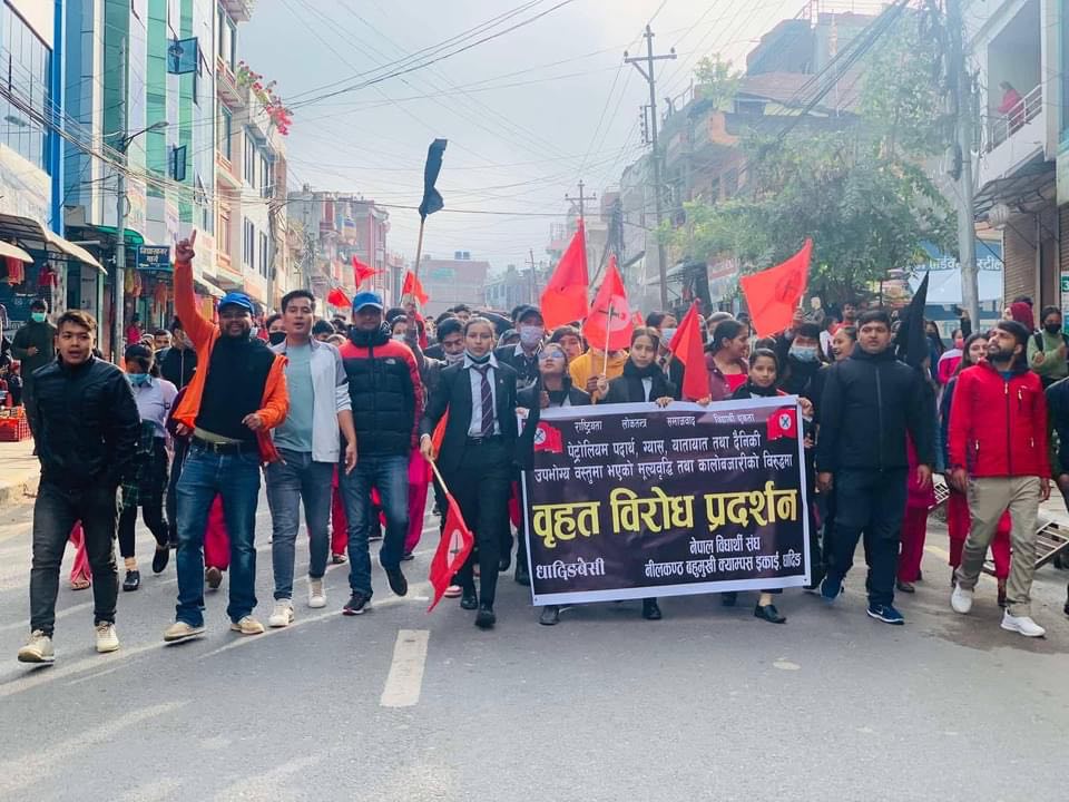 धादिङबेसीमा मूल्यवृद्धि फिर्ताको माग गर्दै विरोध प्रर्दशन