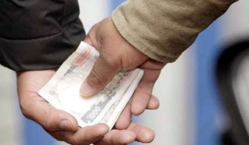सेवाग्राहीसँग घुस लिँदालिँदै दुई वडासदस्य पक्राउ 