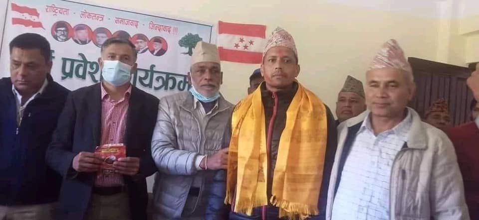नेकपा एमालेका वडा सचिव छत्कुली नेपाली काँग्रेसमा प्रवेश 