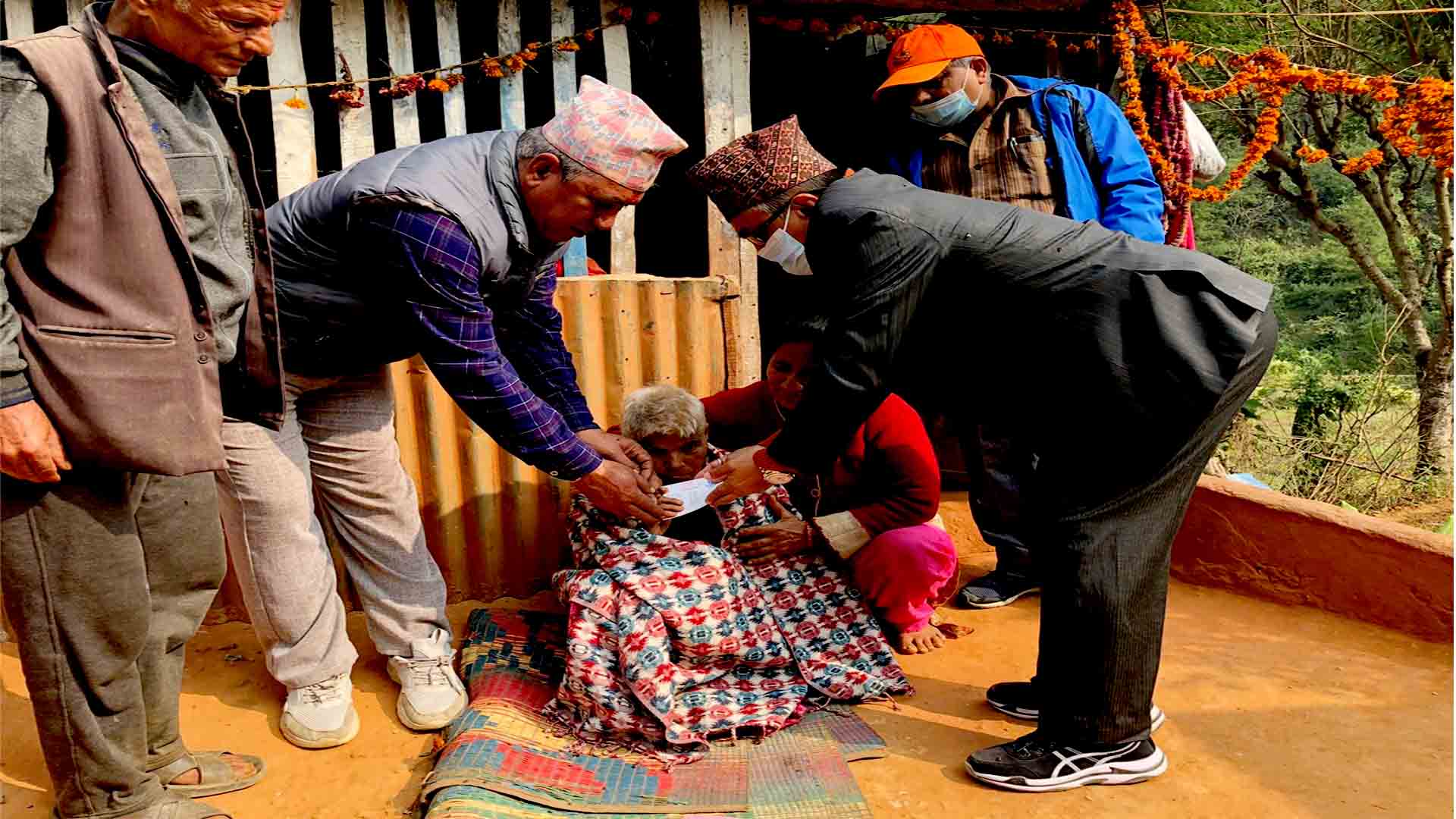 अपाङ्गता भएका व्यक्तिलाई घरमै पुगेर दिए धादिङका सिडिओले नागरिकता