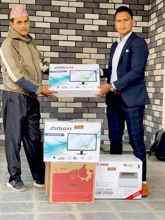 ज्वालामुखी–७ का दुई विद्यालयलाई न्यानो कपडा र कम्प्युटर सहयोग