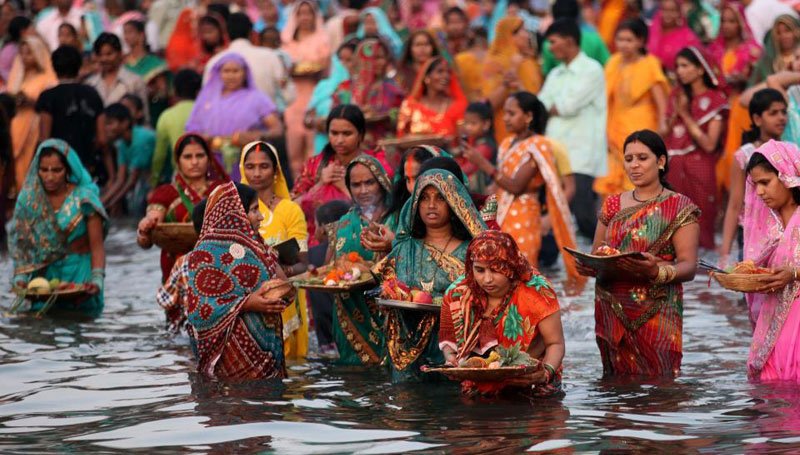 अस्ताउँदो सूर्यलाई पूजा आराधना गरी छठ मनाइँदै