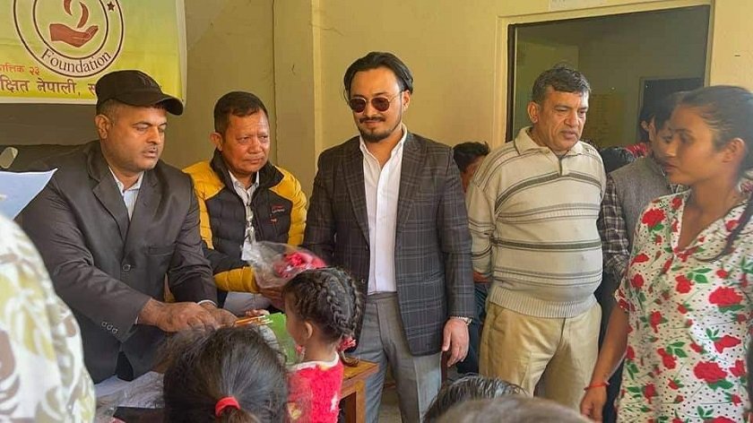 बाघ बच्छाला विद्यालयलाई शैक्षिक लगायत बिभिन्न सामाग्री सहयोग