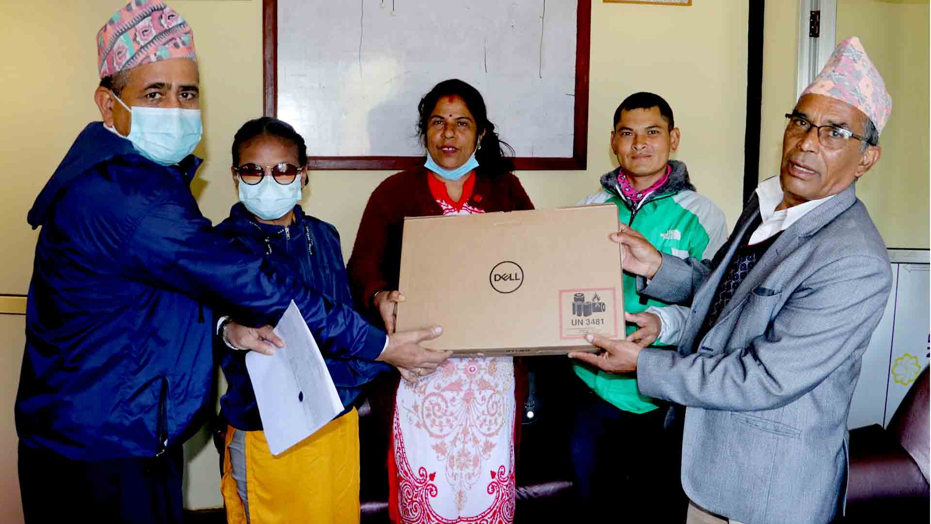 दुष्टिविहिन संगिता घलेलाई सिद्धलेक गाँउपालिकाद्धारा ल्यापटप सहयोग