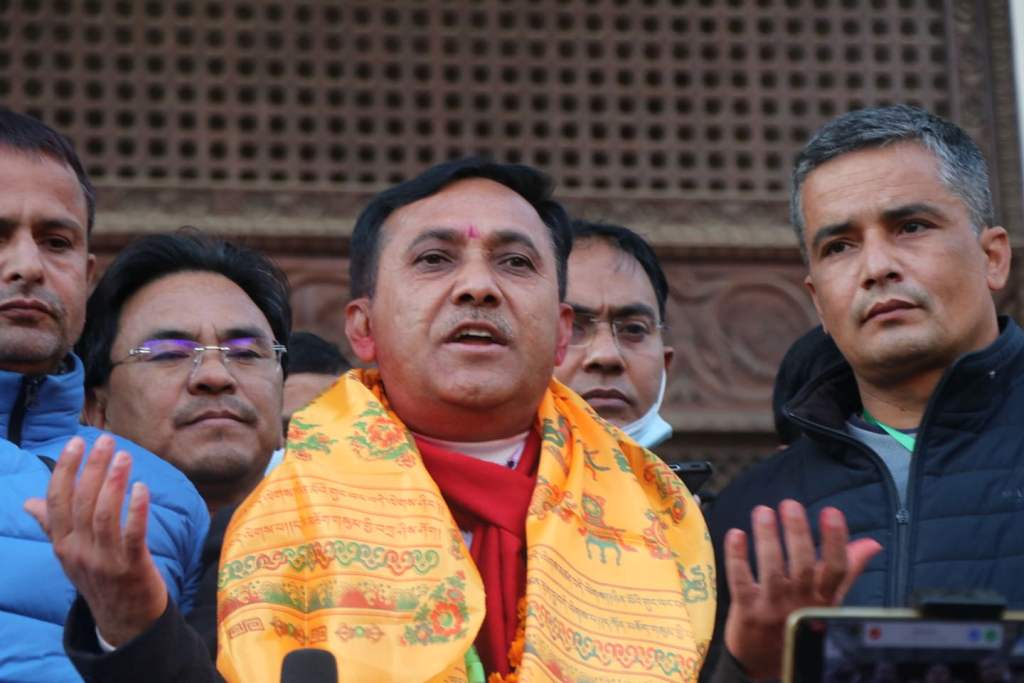 महामन्त्रीमा विजयी भएपछिका विश्वप्रकाश शर्मा