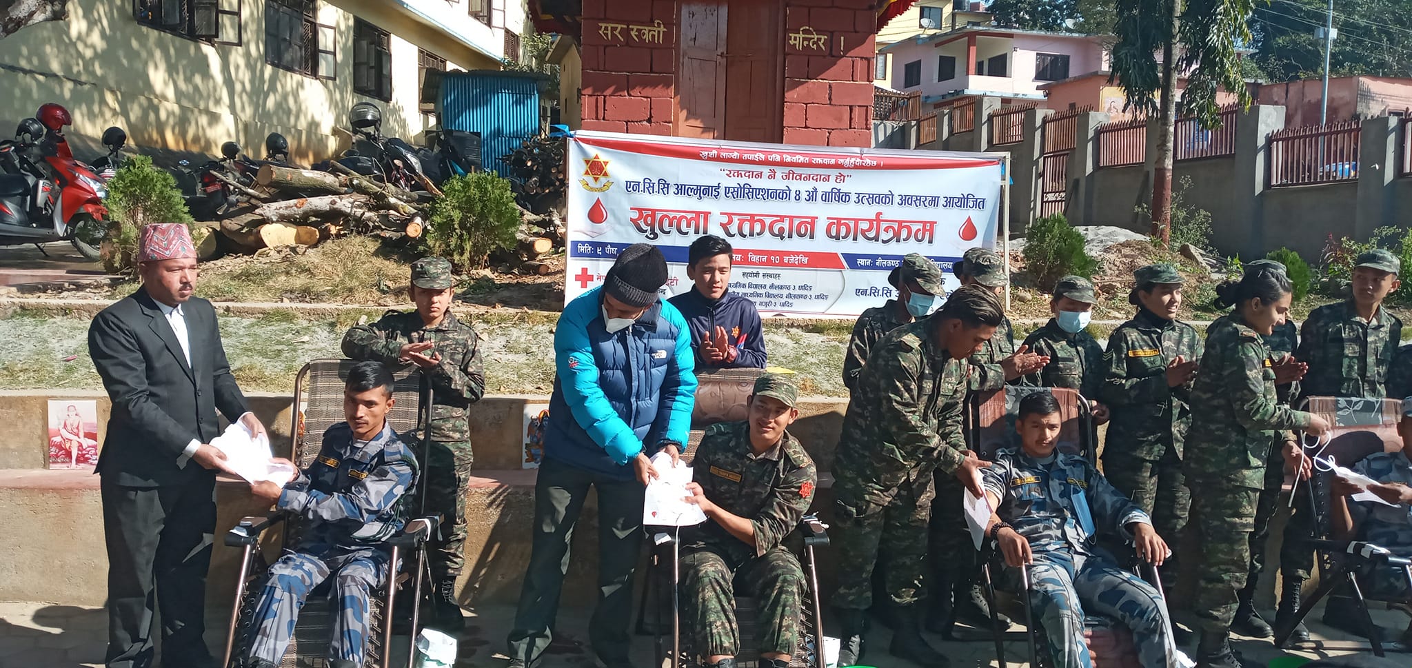 नीलकण्ठ मा.विमा १८ जनाले गरे रक्तदान