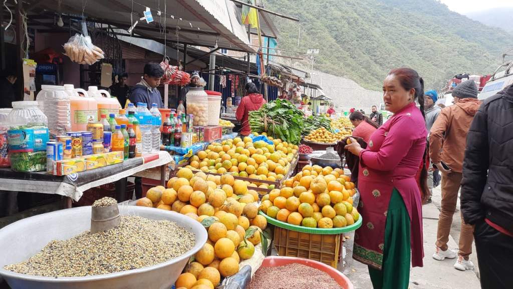सिन्धुलीको जुनार, सडकमै व्यापार