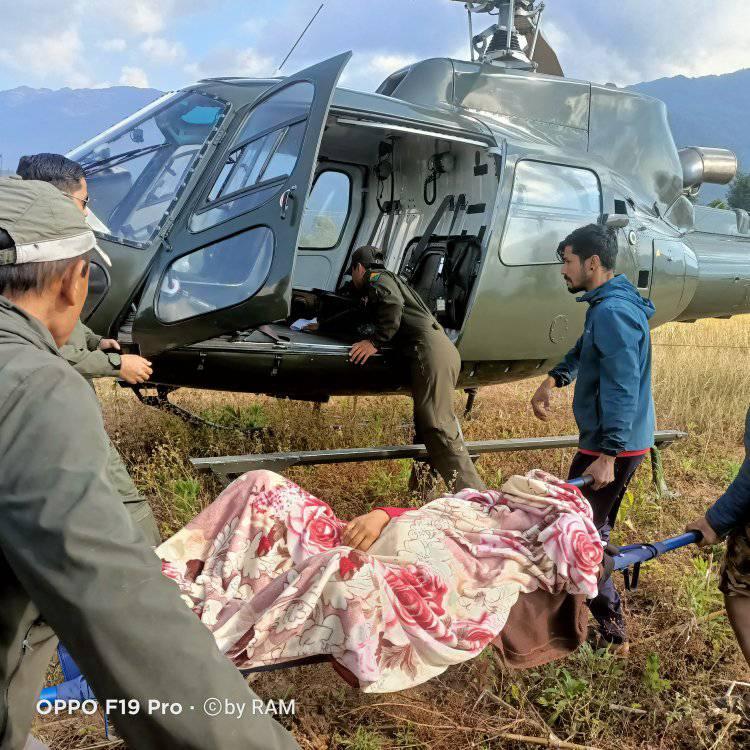 प्रसूति व्यथाले गम्भीर बनेकी महिलाकाे हेलिकोप्टरबाट उद्धार