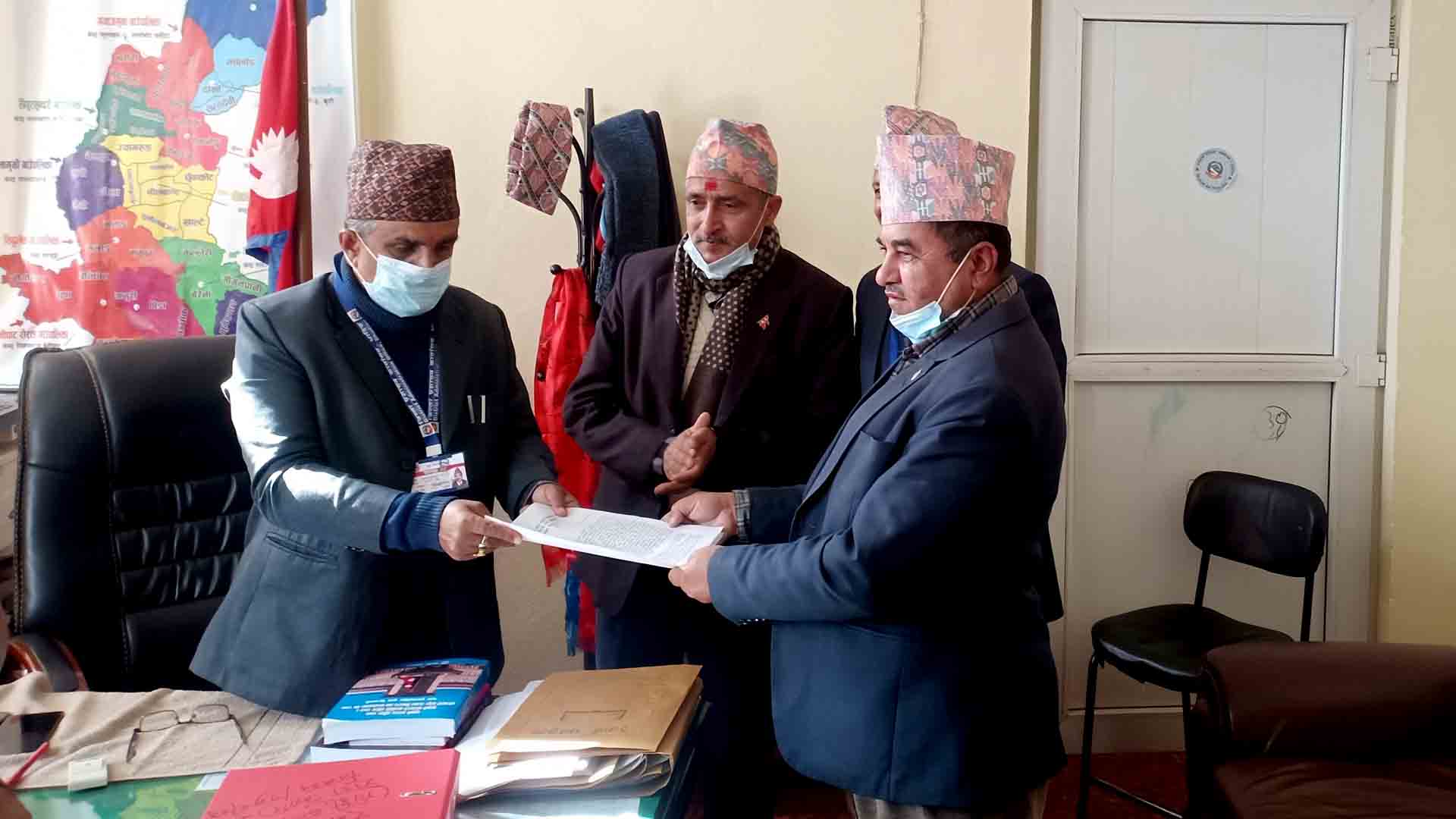 धानबालीमा क्षति बेहोरेका किसानको क्षतिपूर्ति माग गर्दै प्रशासनको ध्यानाकर्षण