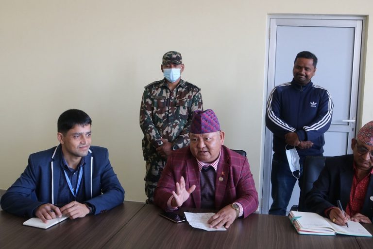 मन्त्री आलेको आग्रहमा ज्येष्ठ नागरिकका लागि कम्बल प्रदान