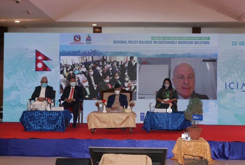 बालुवाटारबाट हेलिकोप्टर चढेर प्रधानमन्त्री चन्द्रागिरिमा 