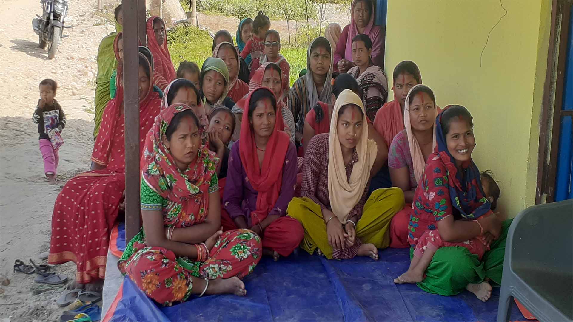 मौसमी र बेमौसमी खेतीले थारु महिलामा खुसी भर्दै