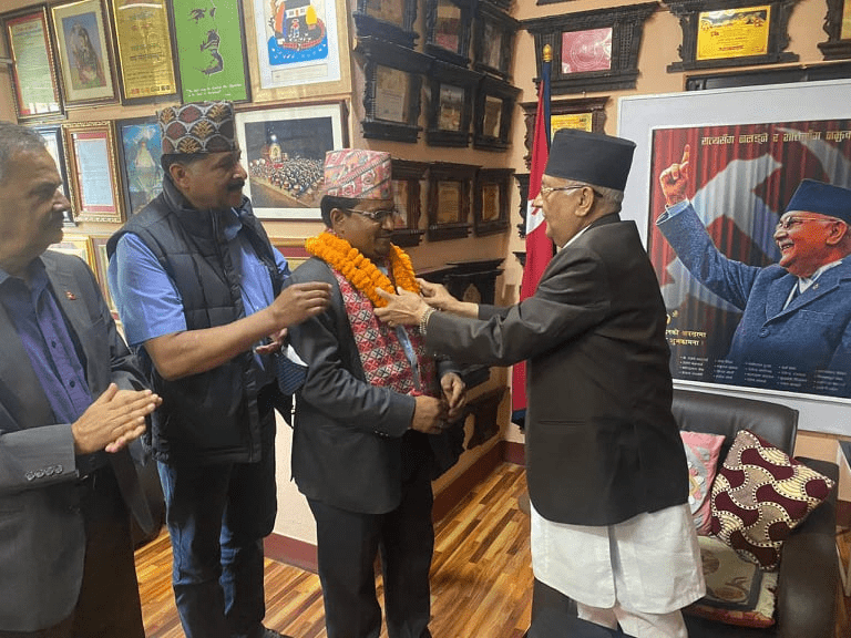 माओवादीबाट निर्वाचित बेनिघाट रोराङका अध्यक्ष पित्तबहादुर डल्लाकोटि (हरि) एमाले प्रवेश