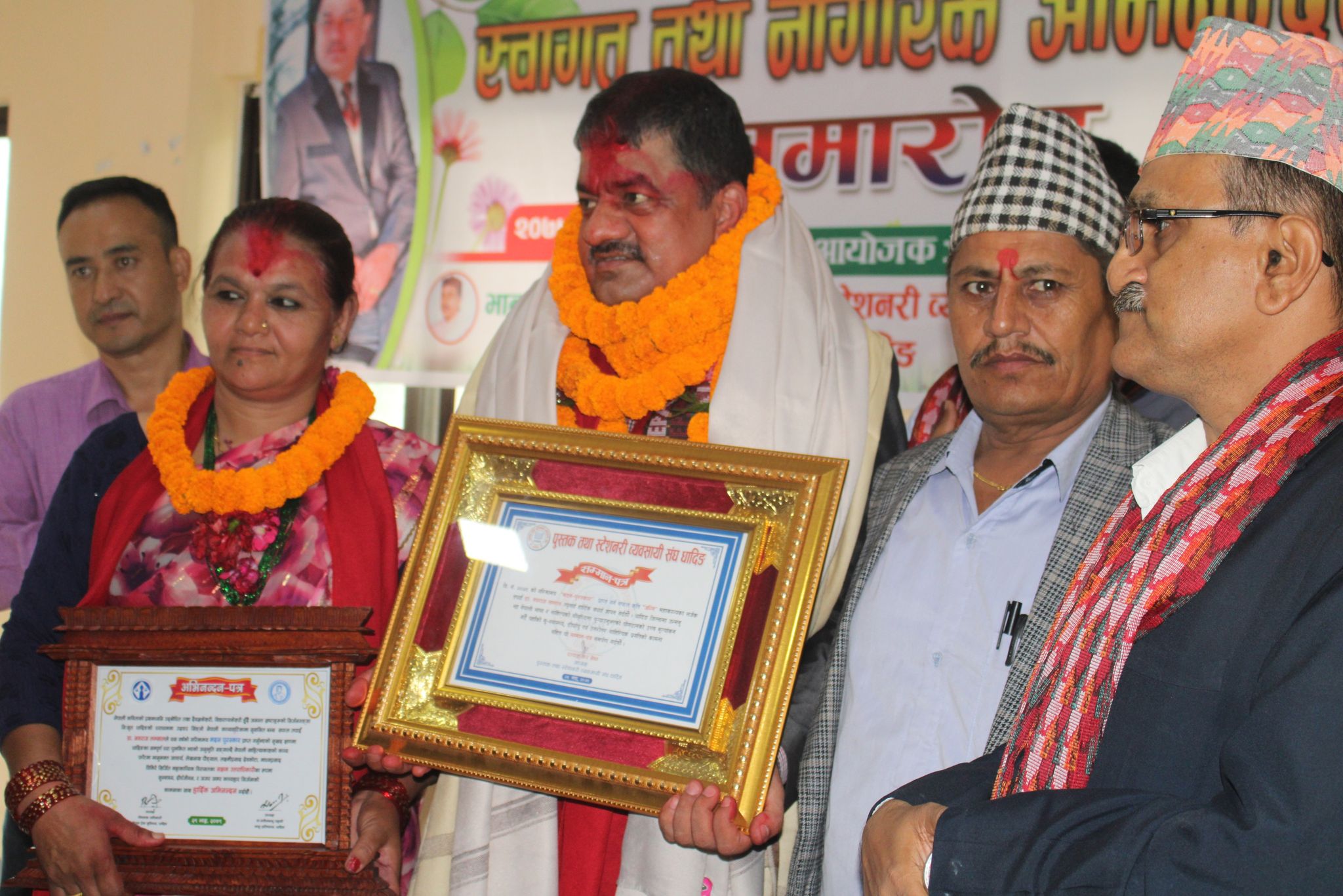 यस वर्षको मदन पुरस्कार विजेता नवराज लंसाललाई धादिङबेशीमा सम्मान(फोटो फिचर)