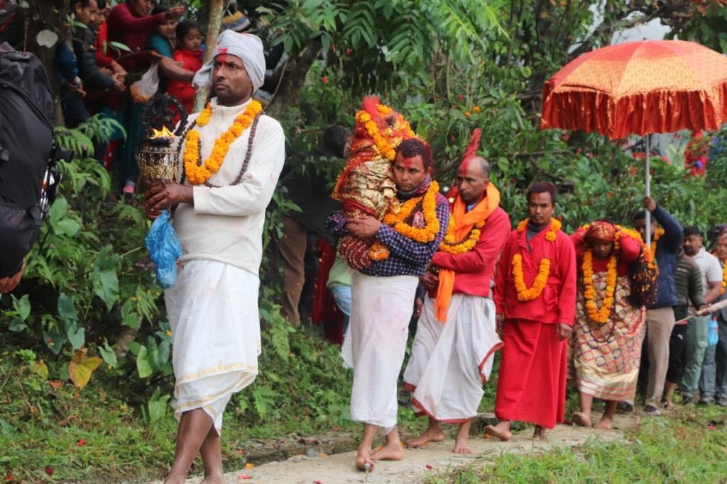 धादिङमा तामझाम र बाजागाजा सहित माईत झरिन त्रिपुरासुन्दरी भगवतीमाई