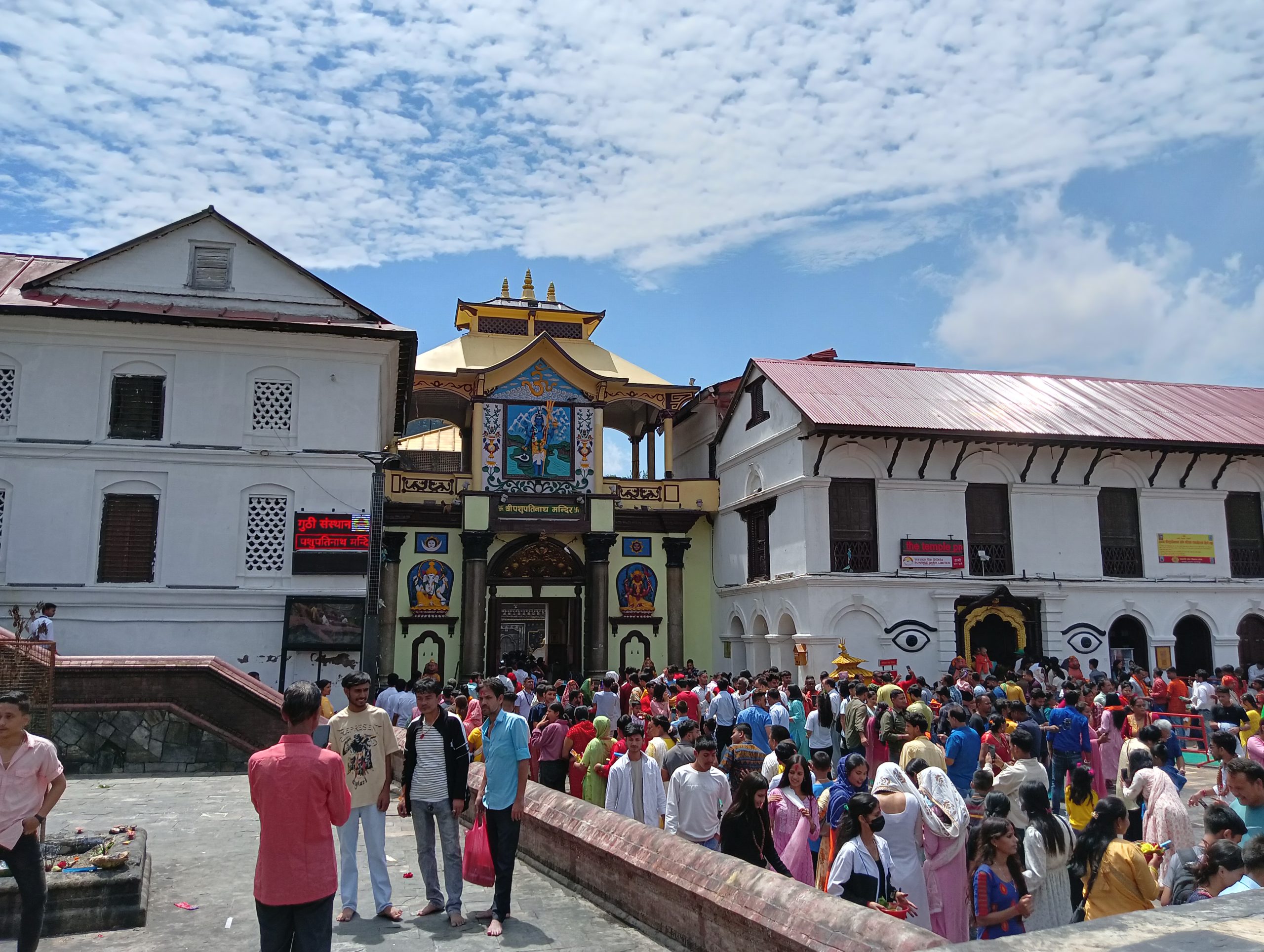 साउनको दोस्रो सोमबार : आज बिहानैदेखि पशुपति क्षेत्रमा भक्तजनको भीड