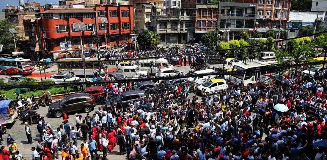 विधेयकप्रति असन्तुष्टि जनाउँदै शिक्षक महासङ्घद्धारा माइतीघर मण्डलामा धर्ना सुरु