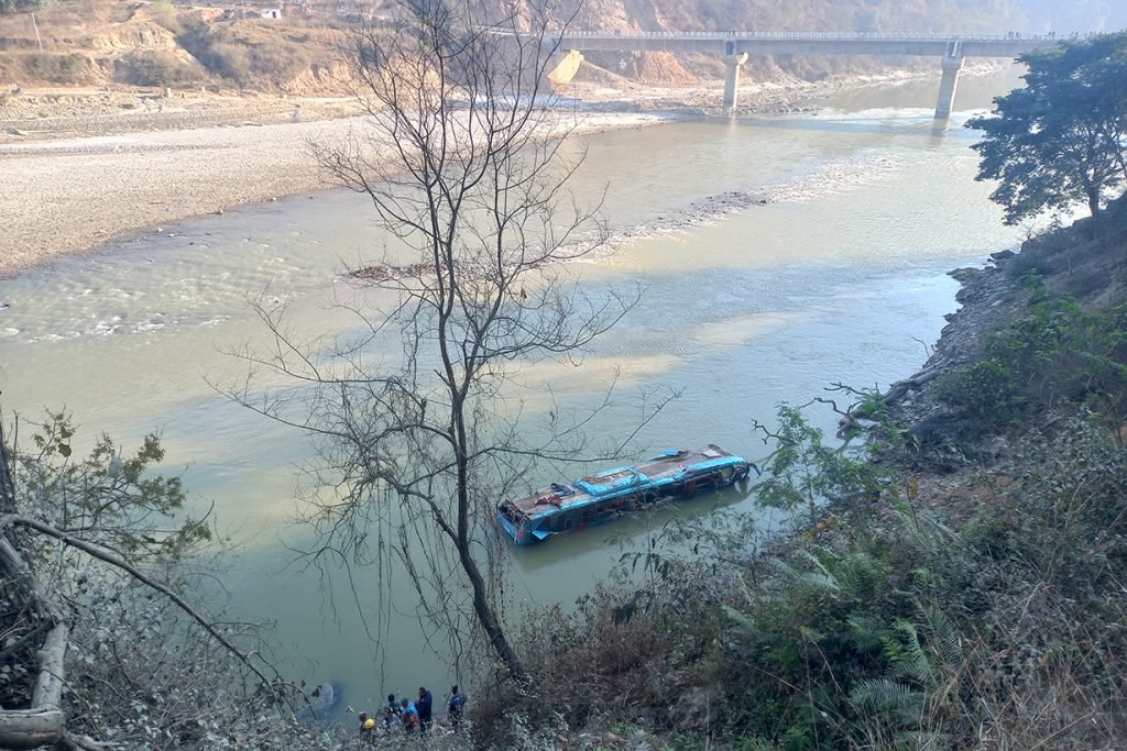 त्रिशूलीमा बस खस्दा मृतकको सङ्ख्या सात पुग्यो