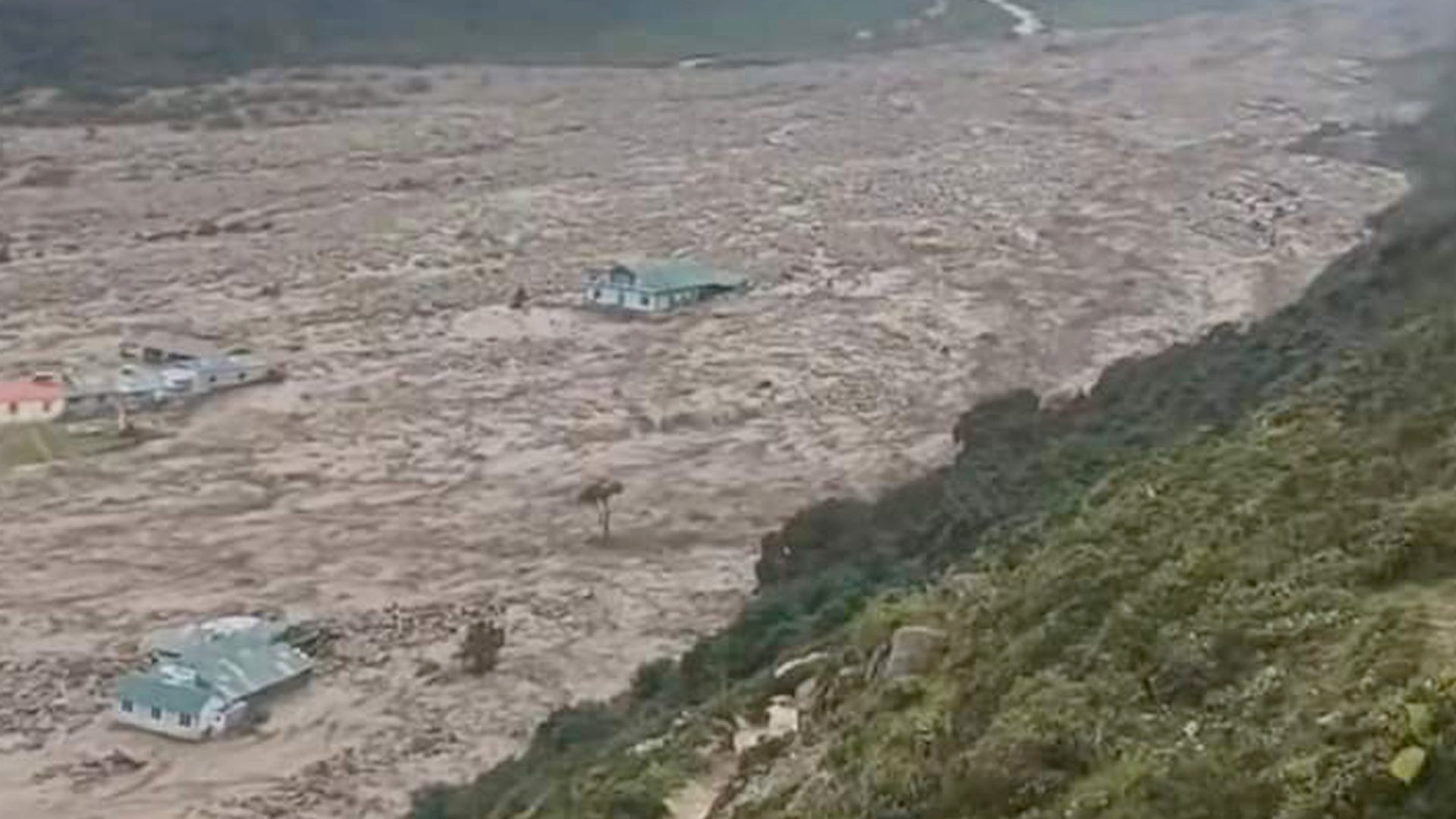 सोलुखुम्बुको थामेमा भीषण बाढी