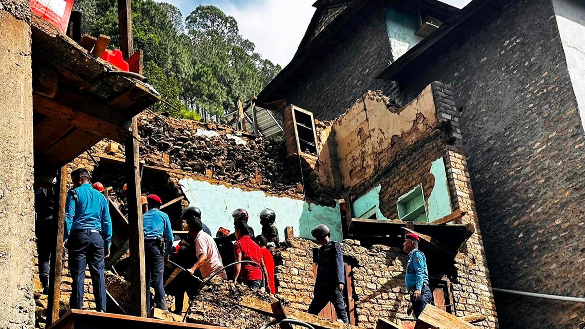 बागलुङमा घर भत्काउने क्रममा एकको मृत्यु, ११ जना घाइते