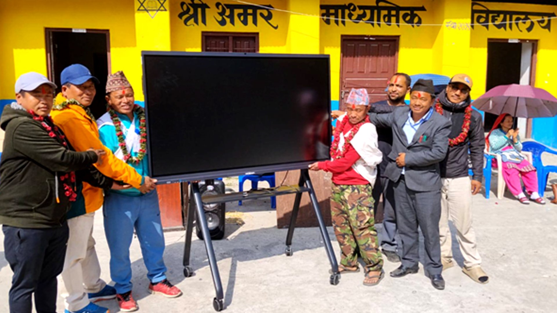 चिमखोलाका विद्यालयलाई ‘स्मार्ट बोर्ड’ सहयोग