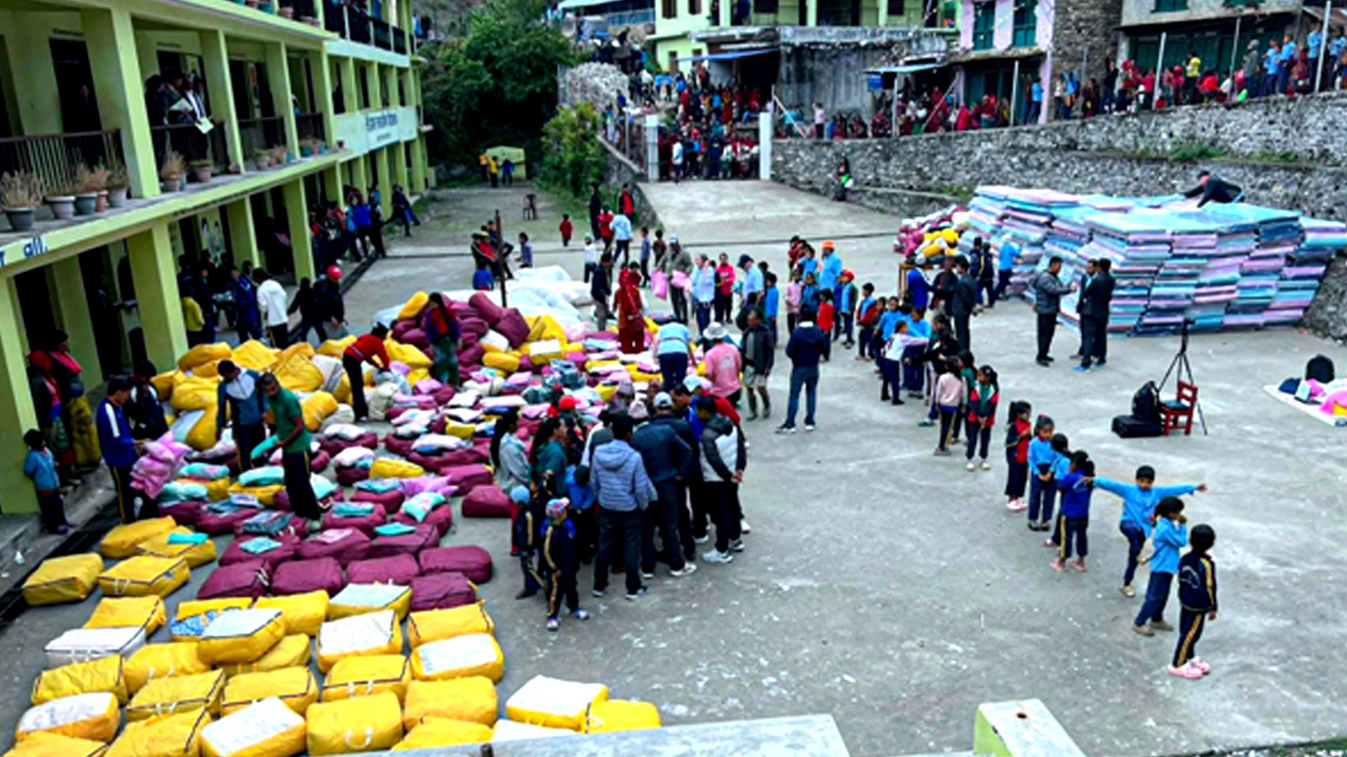 विपन्न बालबालिकालाई कपडा वितरण