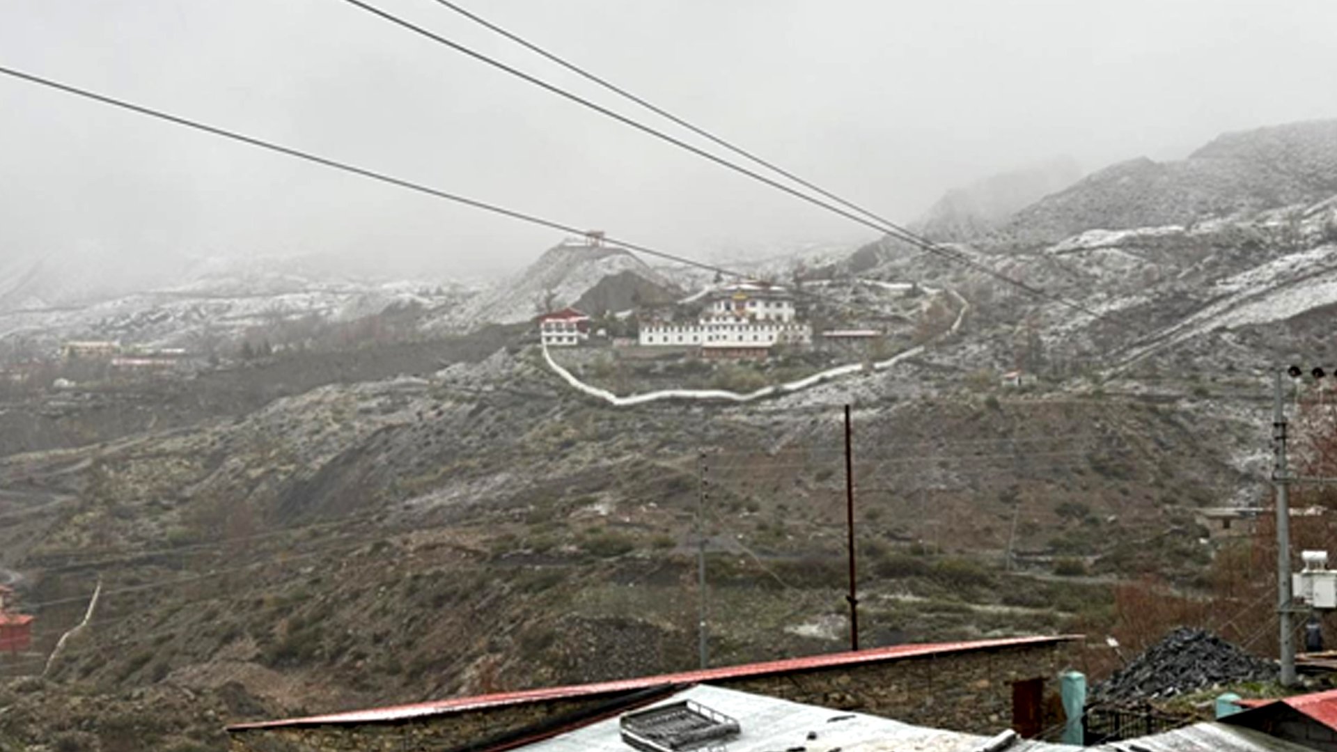 बर्खा लाग्यो, तर हिउँ पर्न छाडेन