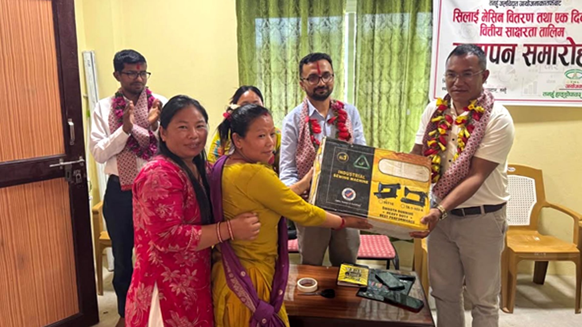 आयोजना प्रभावितलाई सिलाइ मेसिन वितरण