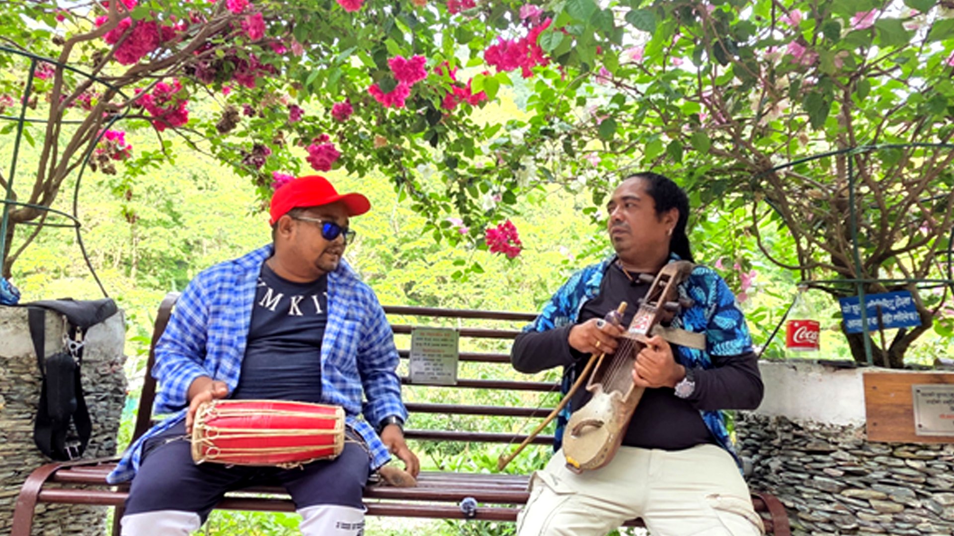 सारङ्गीको धुनमा जीवन धान्दै दुई गन्धर्व