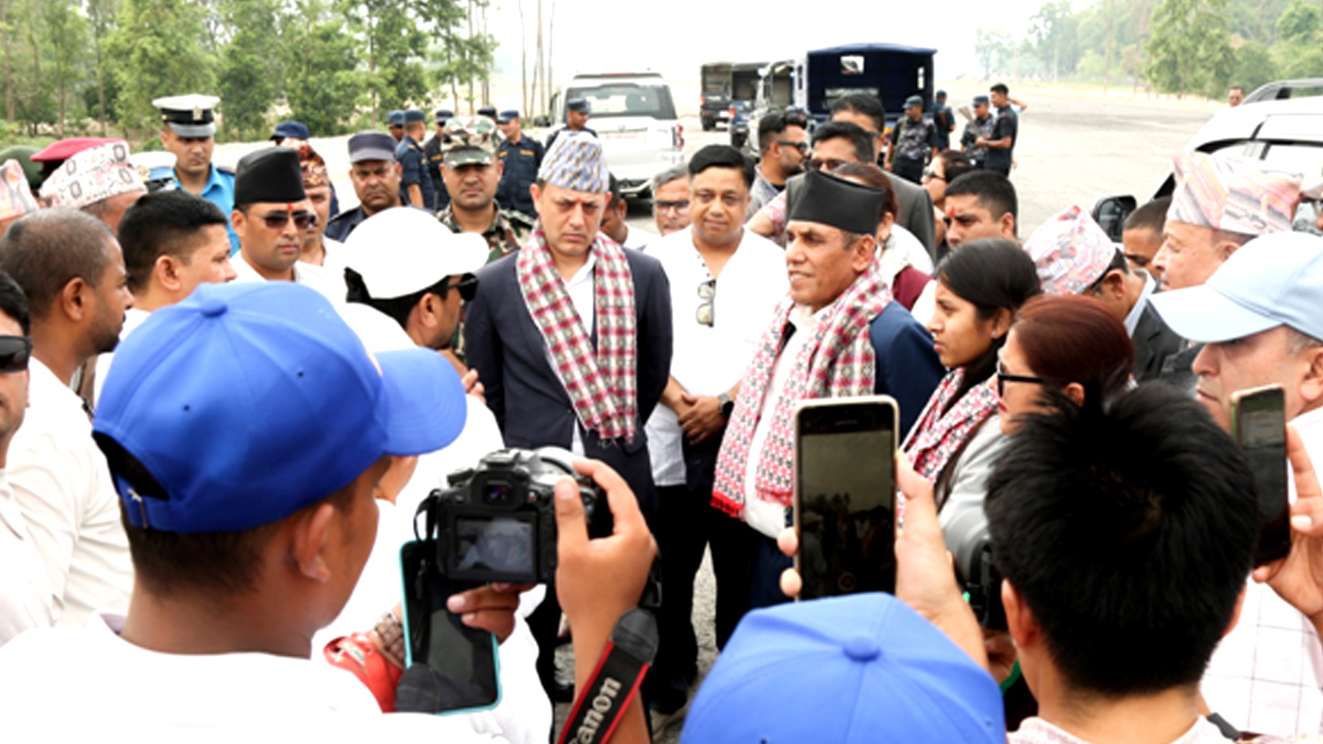 सभामुख र राष्ट्रियसभा अध्यक्षद्वारा दोधरा–चाँदनीमा प्रस्तावित सुक्खा बन्दरगाह क्षेत्रको अवलोकन