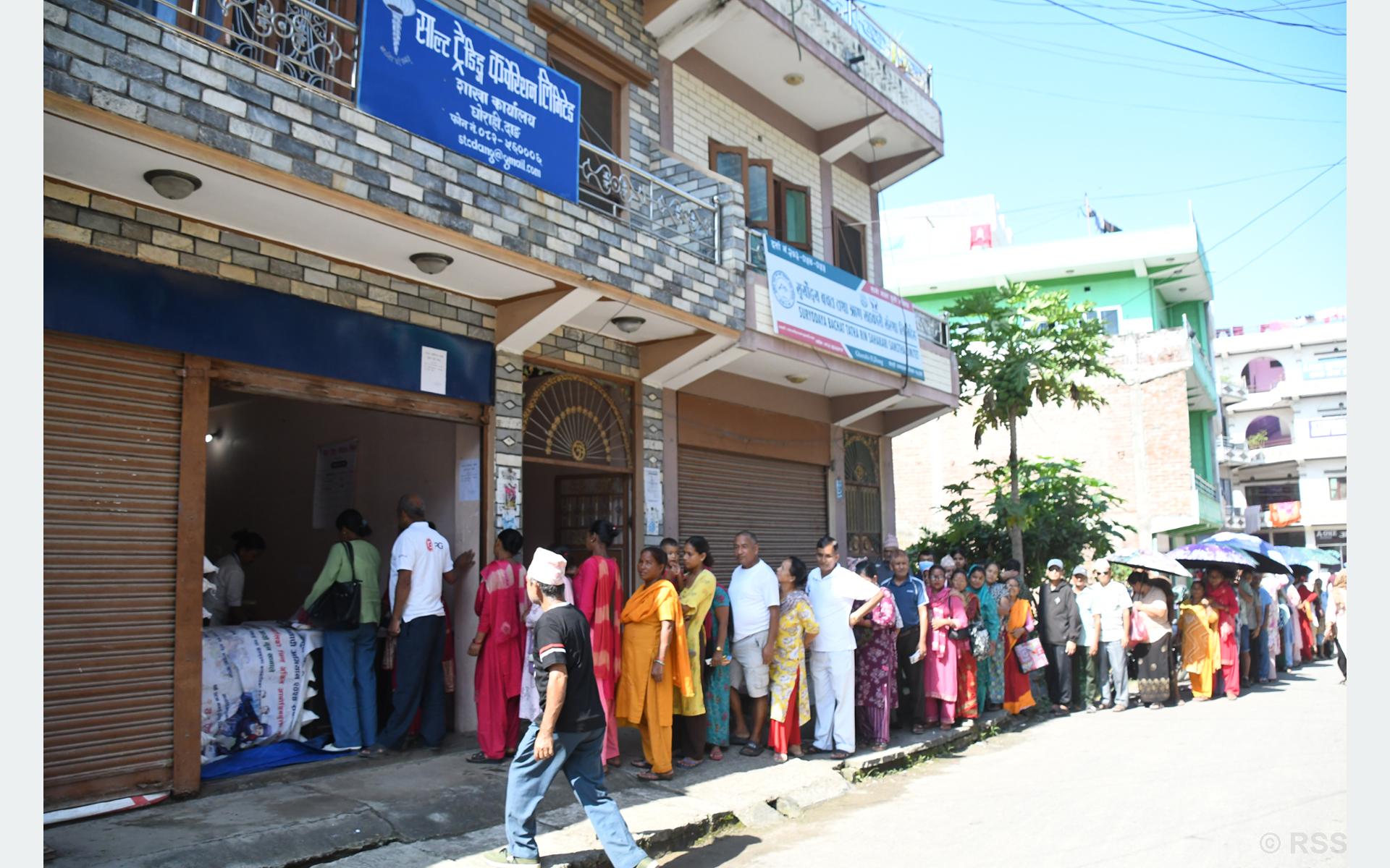 साल्टट्रेडिङको सुपथ मूल्य पसलमा नुन र चिनी खरिद गर्न उपभोक्ताको भीड